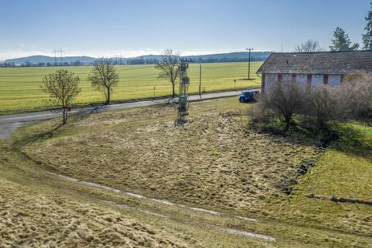 Bližší pohled na travnatou parcelu a elektrické zařízení v jejím okolí