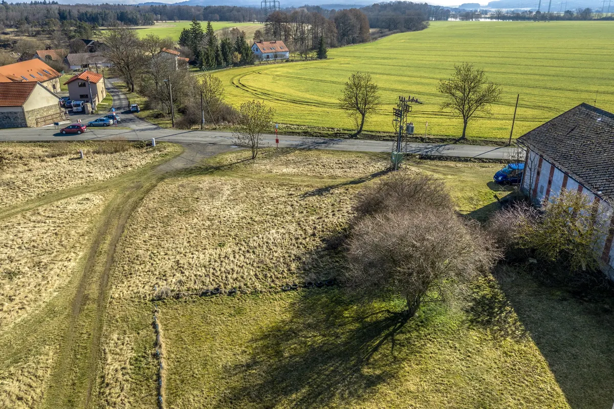 Terén parcely, sousední budova a komunikace
